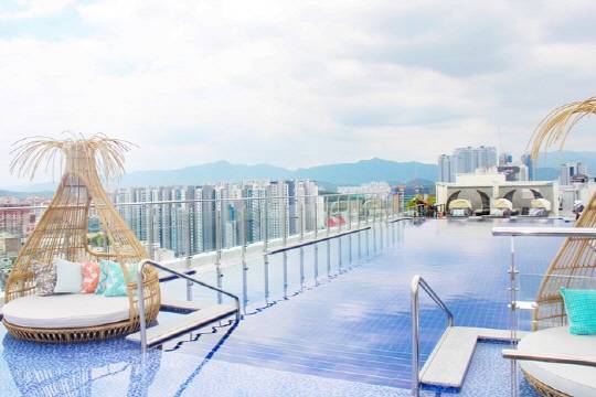 이도가 지난해 인수한 대구 메리어트 호텔 루프탑 풀 '어반 씨엘로' 모습. <이도 제공>