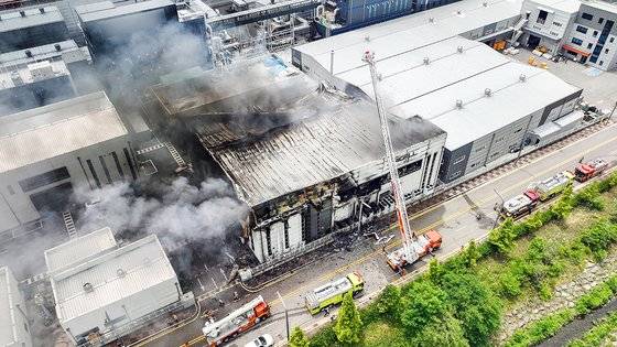 24일 오전 경기 화성시 서신면의 일차전지 제조 업체인 아리셀 공장에서 불이 나 소방 당국이 진화에 나섰다. 이 사고로 23명이 숨졌다. 이중 18명이 외국 국적의 노동자인 것으로 파악됐다. 뉴스1