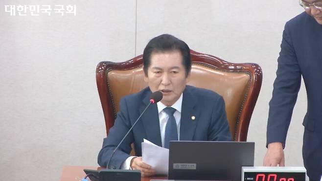 ▲정청래 국회 법제사법위원장이 지난 25일 전체회의를 열며서 보이콧을 접고 들어온 국민의힘의 유상범 의원의 간사 선임 일정 요구를 묵살하며 유 의원과 입씨름을 벌이고 있다. 사진=국회 영상회의록 갈무리