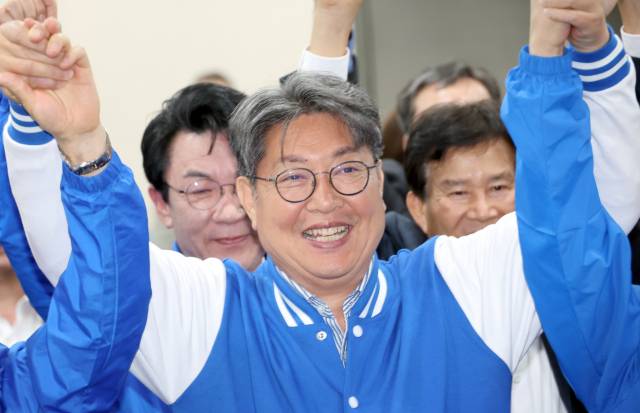 이춘석 더불어민주당 의원이 4월 10일 오후 전북 전주시 도당 사무실에서 환호하고 있다. 연합뉴스