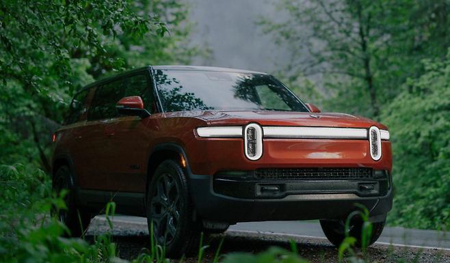 25일(현지 시각) 독일 자동차회사 폭스바겐이 미국의 전기차 업체 리비안에 7조원 규모 투자 계획을 밝히자, 리비안의 주가가 폭등했다. 사진은 리비안의 스포츠유틸리티 차량 ⓒ 리비안