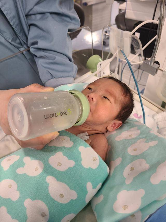 11일 분당서울대병원에서 응급제왕절개 수술로 태어난 몽골 여아 다쉬제베그 아민후슬렌양이 분유를 먹는 모습. 복막염 증세로 태어난 지 하루 만에 수술을 받고 현재 신생아 중환자실에서 치료를 받고 있다. 분당서울대병원 제공