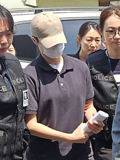 육군 12사단 '훈련병 사망' 사건과 관련해 규정을 어긴 군기훈련(얼차려)을 지시한 혐의를 받는 중대장이 21일 강원도 춘천지법에서 열린 영장실질심사(구속 전 피의자 심문)에 출석하고 있다.뉴스1
