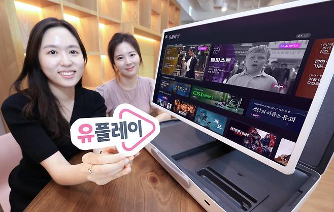 사진은 LG유플러스 직원들이 IPTV 구독 상품 ‘유플레이(Uplay)’를 소개하고 있는 모습./사진=LG유플러스 제공