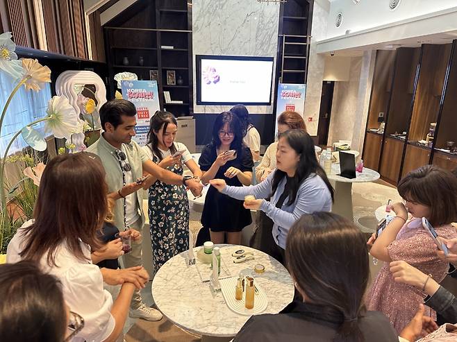 21일 서울 중구 롯데면세점 명동본점에서 진행된 2024코리아뷰티페스티벌 스킨케어 클래스 행사에 참여한 외국인들이 체험하고 있다. 김희량 기자