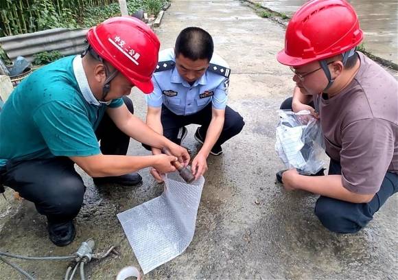 수류탄을 수거 중인 경찰. 바이두 캡처