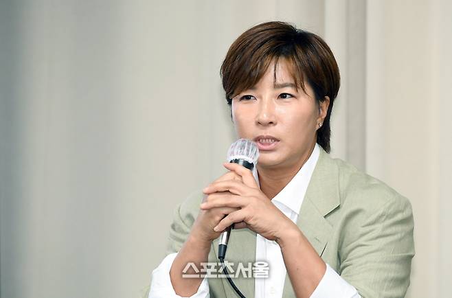 골프스타 박세리가 18일 오후 서울 강남구 스페이스쉐어 삼성코엑스센터에서 부친의 사문서위조 혐의와 관련해 기자회견을 하고 있다. 사진 | 박진업 기자 upandup@sportsseoul.com