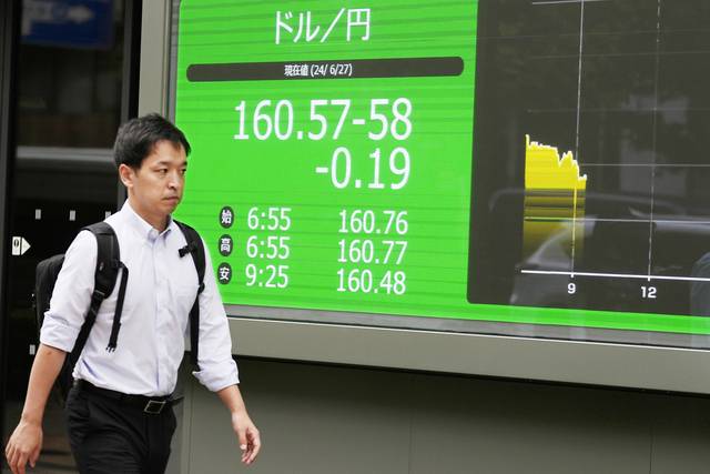 27일 일본 도쿄에서 한 남성이 엔·달러 환율이 표시된 전광판을 지나고 있다. 26일(현지시간) 뉴욕외환시장에서 엔·달러 환율은 160.88엔까지 오르며 1986년 12월 이후 장중 최고를 기록했다. AP연합뉴스