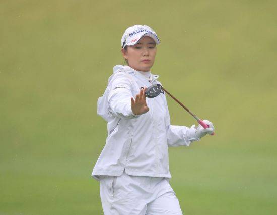 클럽에 물과 이물질이 묻으면 거리 손해를 볼 수 있다. 수건을 이용해 클럽 헤드를 자주 닦는다.