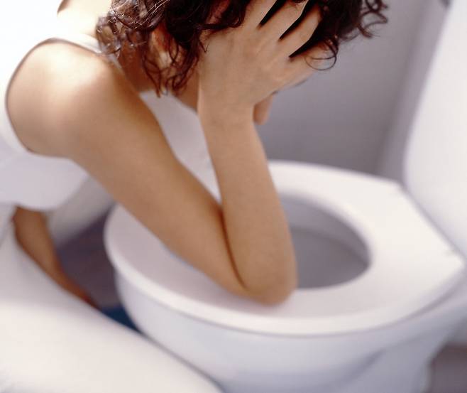 음주 후 반복적으로 토를 하면 오히려 식도에 손상을 주고 여러 질환을 유발할 수 있어 주의해야 한다./사진=클립아트코리아