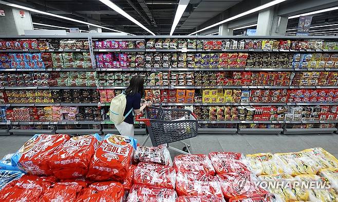 K라면 수출 '월 1억달러' 첫돌파 (서울=연합뉴스) 신현우 기자 = 한국의 라면 수출 금액이 월간 기준 1억 달러를 처음으로 돌파했다. 19일 관세청 수출입무역통계에 따르면 지난달 라면 수출액은 1억859만달러(약 1천470억원)로 작년 동월(7천395만달러)보다 무려 46.8% 증가했다.
최근 한국 라면 수출의 상당 부분을 차지하는 것은 삼양식품의 불닭볶음면이다. 삼양식품은 특히 '까르보불닭' 등의 인기 덕분에 해외 매출액이 85% 늘었다. 전체 매출액에서 해외 비중은 올해 1분기 75%로 작년 1분기(64%)보다 급증했다.
사진은 이날 서울 시내 한 대형마트에서 판매 중인 라면. 2024.5.19 nowwego@yna.co.kr