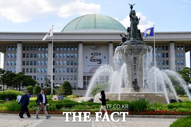 정치권은 지난 2004년 불법정치자금 창구로 전락했다며 지구당을 폐지했다. 그러나 20년 만에 지구당 부활 주장이 부상해 주목된다. /배정한 기자