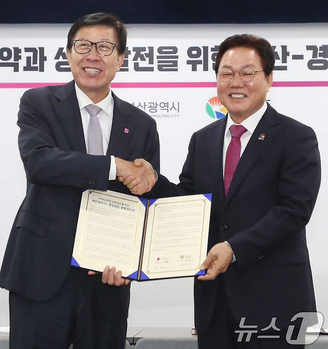 박형준 부산시장과 박완수 경남도지사가 6월17일 오전 부산시청 영상회의실에서 미래 도약과 상생 발전을 위한 '부산·경남 공동합의문'에 서명한 후 기념촬영을 하고 있다. 2024.6.17/뉴스1 ⓒ News1 윤일지 기자
