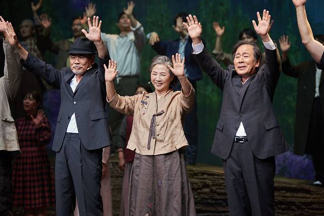 표재순 연출의 '누가 이 사람을 모르시나요'에는 고두심뿐 아니라 이순재, 이정길, 임동진, 기정수 등 베테랑 배우들이 총출동한다. 사진은 연극이 끝난 뒤 무대인사를 하는 모습. 7월 7일까지 성남아트센터에서 공연한다. /컬처플러스