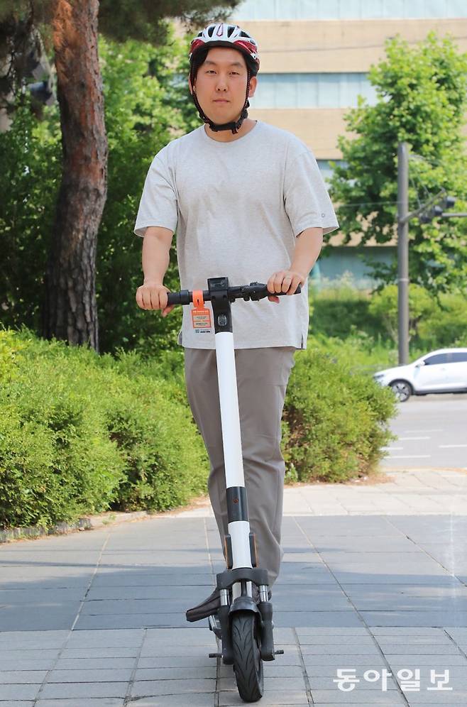 모빌리티 안전관리 서비스 스타트업 ‘별따러가자’의 김경목 공동대표가 지난달 12일 서울 서초구 일대에서 인공지능(AI) 안전관리 시스템 ‘라이더로그’가 장착된 전동 킥보드를 타고 있다. 이훈구 기자 ufo@donga.com
