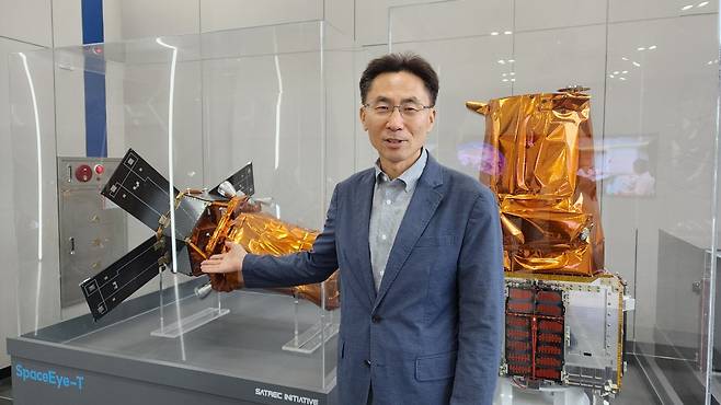 김이을 쎄트렉아이 대표가 내년 3월 발사 예정인 스페이스아이-T 인공위성을 소개하고 있다. 최형창 기자