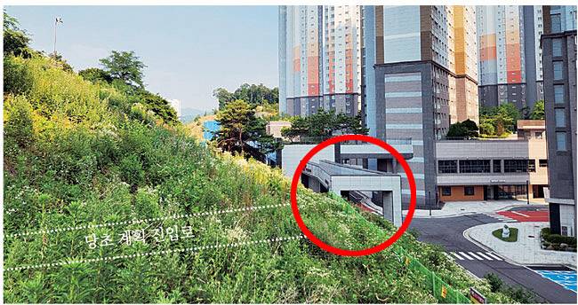 꽉막힌 출입구 경기 용인시 처인구에 준공된 삼가2지구 민간임대아파트의 메인 출입구(가운데 붉은 선) 앞이 구릉으로 가로막혀 있다. 이 출입구 앞에는 당초 진입로인 ‘중로 2-84호선’이 설치되기로 했으나, 용인시의 계획성 없는 인허가 속에 도로 공사 비용을 둘러싼 사업시행자 간 갈등까지 맞물리면서 3년 전 진입로 없이 아파트만 건립됐다.