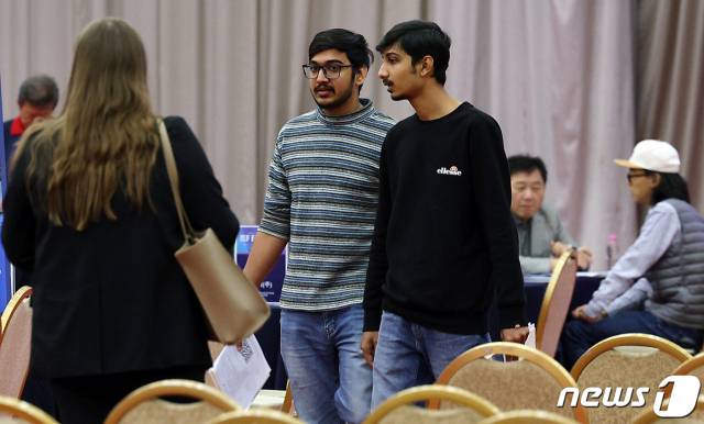 외국인 유학생 취업·창업 박람회를 찾은 유학생이 채용 인터뷰 부스를 살펴보고 있다. 뉴스1