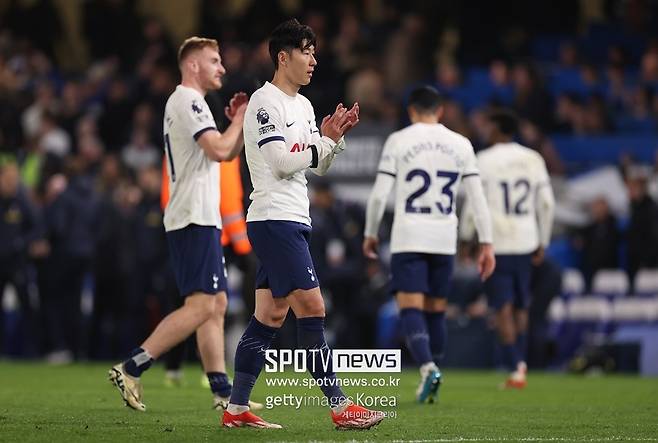 ▲ 토트넘의 레전드 대우는 달라지지 않았다. 손흥민에게도 마찬가지. 팀 옵션만 발동하며 기존 계약에 1년만 연장하기로 했다. 이로써 손흥민은 2026년 여름까지 토트넘 소속이다. 단 토트넘은 내년 여름 상황에 따라 손흥민을 팔 수도 있다. 영국 현지에선 토트넘이 이적료까지 고려하며 손흥민에게 1년 연장만 제시했다고 판단한다.