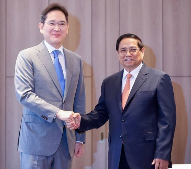 이재용 삼성전자 회장(왼쪽)과 팜 밍 찡 베트남 총리가 2일 오전 서울 모처에서 만나 협력 방안을 논의한 뒤 기념 촬영을 하고 있다. /베트남 관보 VGP