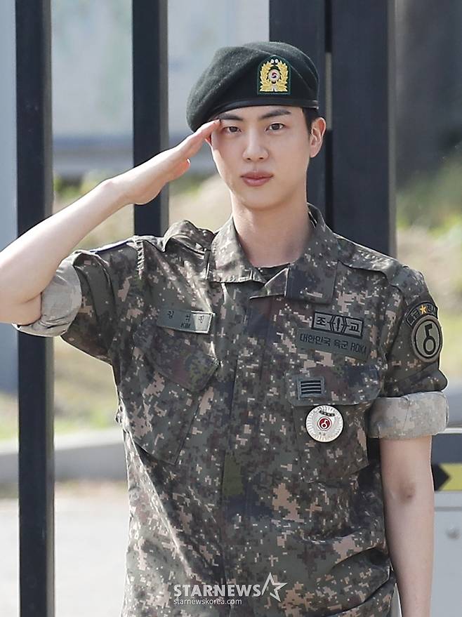(연천=뉴스1) 권현진 기자 = 그룹 방탄소년단(BTS) 맏형 진이 12일 오전 경기도 연천 소재 육군 제5보병사단 신병교육대대에서 육군 현역으로 군 복무를 마친 뒤 인사를 하고 잇다. 2024.6.12/뉴스1 Copyright (C) 뉴스1. All rights reserved. 무단 전재 및 재배포, AI학습 이용 금지. /사진=(연천=뉴스1) 권현진 기자