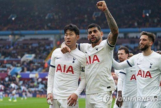 손흥민이 내년 여름 잔인하게 팔려갈 수 있다는 충격적인 주장이 제기됐다. 영국 팀토크는 토트넘이 최고의 선수와 계약에서 옵션을 활성화할 예정이나 2025년 잔인한 매각이 가능하다라면서 손흥민과 계약 기간을 1년 연장한 후 내년 여름 방출할 수 있다고 보도했다. 수 년 동안 팀을 위해 헌신했던 선수들을 말년에 쉽게 내치면서 지적당했던 토트넘은 손흥민이라고 예외를 둘 생각은 없는 듯하다. 연합뉴스