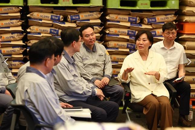 송미령 농식품부 장관이 지난달 25일 대한제당 인천제당공장을 방문해 업계 애로사항 청취 및 설탕 가격 동향을 점검하고 있다 / 사진=농림축산식품부