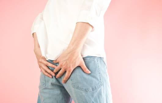 좌골신경통이 찾아오면 엉덩이와 허리, 다리까지 저린 느낌이 들 수 있다|출처: 게티이미지뱅크