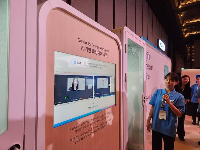 구글코리아 관계자가 지난 2일 그랜드 인터컨티넨탈 파르나스 서울에서 열린 '구글 마케팅 라이브 2024'을 통해 생성형 인공지능(AI) 제미나이 기반의 화상회의 동시 통역 기술을 소개하고 있다. 사진=김대영 기자