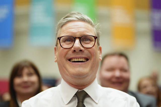 키어 스타머 영국 노동당 대표가 지난달 13일(현지시간) 맨체스터에서 열린 총선 선언문 발표식에서 미소를 짓고 있다. AP연합뉴스