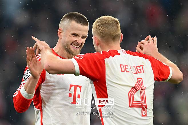 ▲ 마티아스 더리흐트가 맨체스터 유나이티드로 이적하는 계약이 가까워졌다. 더리흐트와 텐하흐 감독은 아약스 시절 함께한 인연이 있다. 아약스 유스 출신으로 2016년 아약스에 콜업된 더리흐트는 2017-18시즌 아약스 지휘봉을 잡은 텐하흐 감독을 만나게 됐다. 2018-19시즌 텐하흐 감독이 일으킨 UEFA 챔피언스리그 4강 돌풍엔 더리흐트가 핵심이었다. 이러한 활약으로 2019-20시즌을 앞두고 이적료 7500만 유로에 이탈리아 세리에A 유벤투스로 이적에 성공했다.