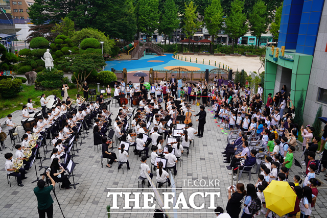 서울 서초구의 꿈나무 오케스트라 단원들이 등굣길 야외음악회를 선보였다. 서울교육대학교부설초등학교 한빛오케스트라 단원들이 4일 오전 아침을 여는 발표회 공연을 선보이고 있다. /서초구