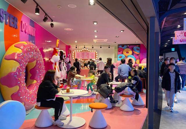6월 28일 서울 용산구 아이파크몰의 '몬스터도넛' 매장 전경. 평일인데도 매장 안은 2030세대 손님들로 가득 차 있다. 아이파크몰 제공