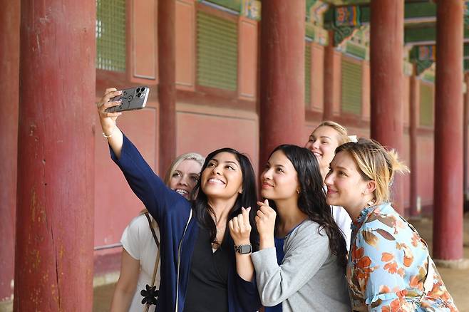 하나님의 교회 미국 신자들이 경복궁에서 고궁의 멋스러운 풍경을 배경으로 사진을 찍으며 추억을 남기고 있다.