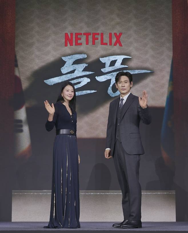 ‘돌풍’의 김희애(왼쪽)와 설경구, 사진제공|넷플릭스