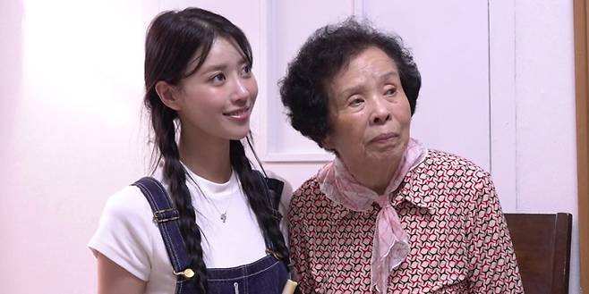 ‘놀면 뭐하니?’ 옥천에서 미주 외할머니와가 깜짝 등장한다. 멤버들은 미주와 외할머니의 닮은꼴 투샷에 “미주가 할머니 닮아서 미인이네”라고 놀라워한다. MBC제공