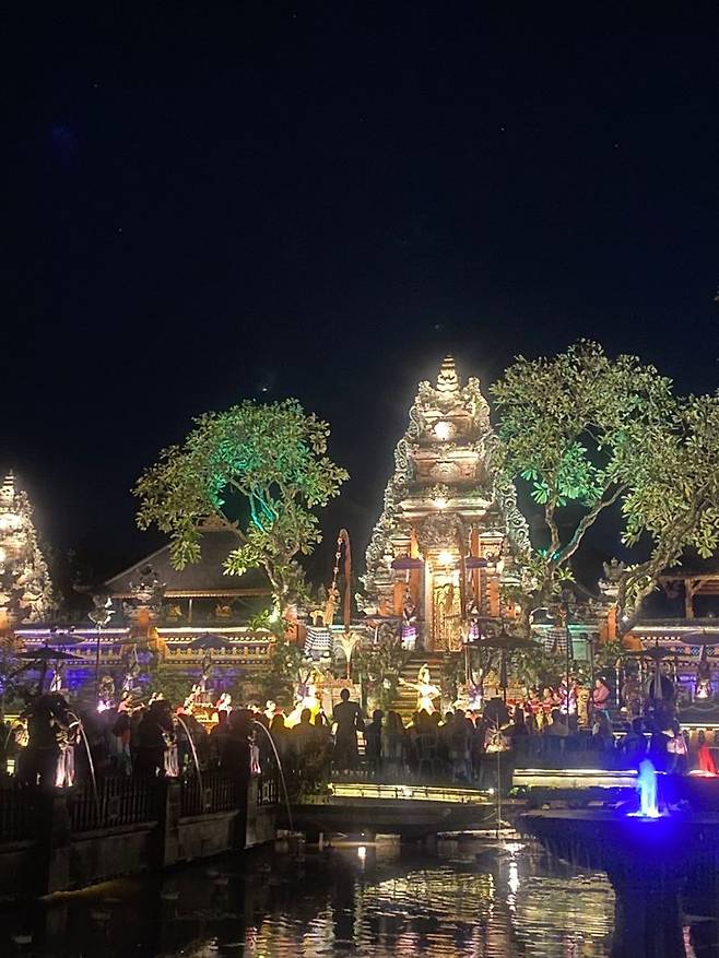 스타벅스 우붓점에서 바라 본 사라스와띠 사원.