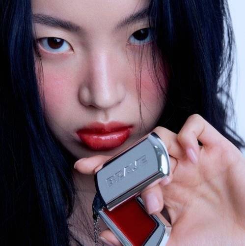 은색 슬라이딩 용기에 체인이 걸려있어 패션 액세서리로도 활용할 수 있는 립슬릭. 사진 브레이 공식 인스타그램