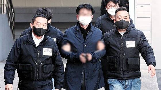 이재명 전 더불어민주당 대표를 흉기로 습격한 피의자 김모씨가 지난 1월 4일 오후 부산 연제구 연제경찰서에서 구속 전 피의자 심문(영장실질심사)에 출석하기 위해 부산지방법원으로 이송되고 있다. 뉴스1