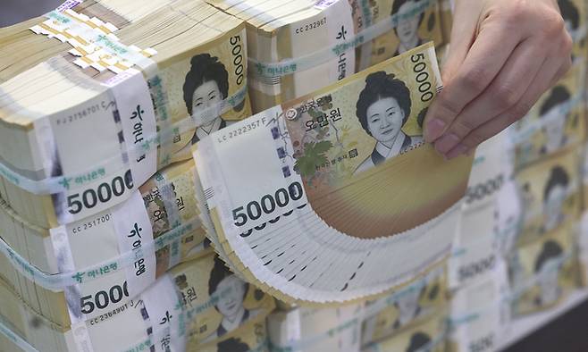 서울 중구 을지로 하나은행 본점 위변조대응센터에서 직원이 5만원권을 정리하고 있다. 연합뉴스