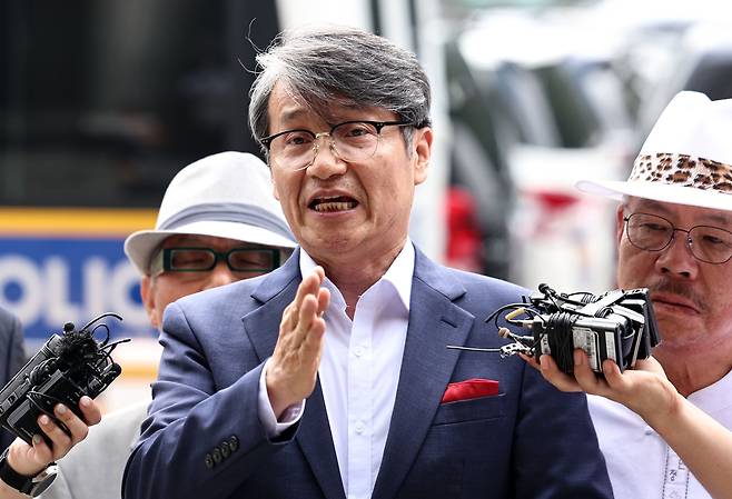 최재영 목사가 지난 7월 4일 오전 서울 서초경찰서에 스토킹 혐의 피고발인 조사를 받기 위해 출석하며 입장을 밝히고 있다. 오른쪽은 서울의소리 백은종 대표. /뉴스1