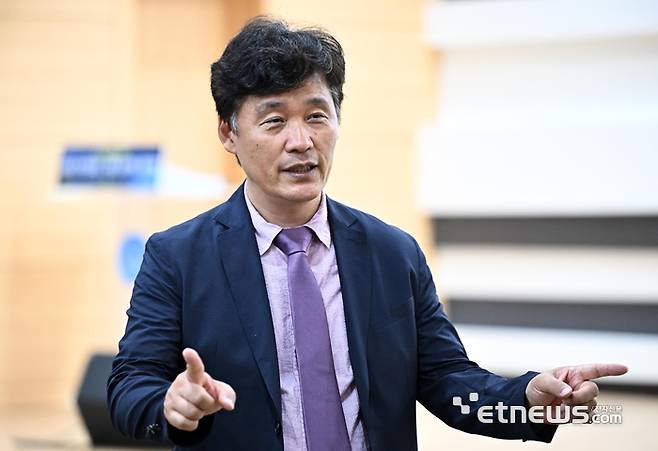 변우진 한국전자파학회 우주항공·국방신기술부 상임이사(ETRI 대경권연구본부장)가 경상국립대학교 산학협력센터에서 전자신문과 인터뷰하고 있다. 이동근기자 foto@etnews.com