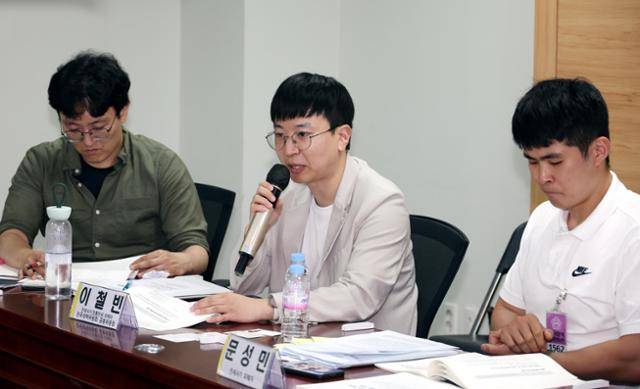 이철빈(가운데) 전세사기 깡통전세피해자 전국대책위 공동위원장이 27일 오후 서울 여의도 국회 의원회관 간담회의실에서 열린 '참여연대, 전세대출·보증 관련 피해 사례 발표 및 해결 방안 모색 간담회'에서 발언하고 있다. 뉴시스