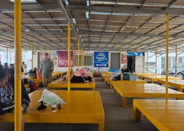 갑질 논란 의혹이 제기된 제주도 협재해수욕장 인근 한 업체가 운영 중인 평상. 온라인 커뮤니티 캡처