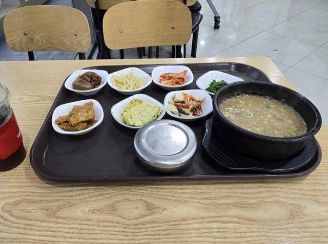 A씨 남동생이 서울 한 유명 쇼핑몰 내 음식점에서 주문한 음식 사진. '아프니까 사장이다' 카페 캡처