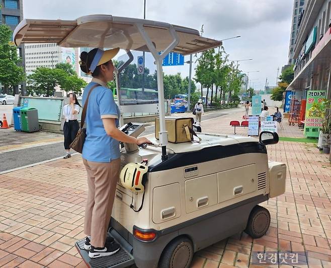 샛강역 부근에서 전동카트(카트이름 코코)를 운행 중인 설희정 hy 프레시 매니저. 사진=신민경 기자
