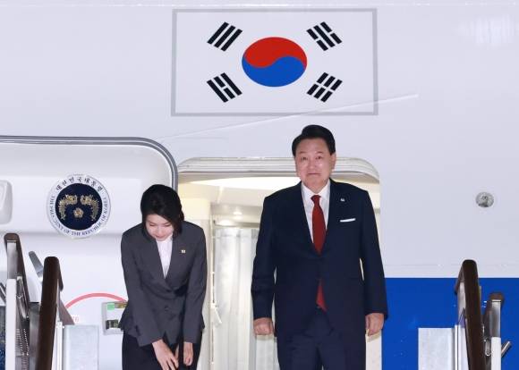 윤석열 대통령 부부, 나토 참석 위해 미국 방문 - 윤석열 대통령과 김건희 여사가 8일 경기 성남 서울공항에서 북대서양조약기구(NATO·나토) 75주년 정상회의 참석을 위해 미국으로 출국하며 전용기인 공군 1호기에 올라 인사하고 있다. 2024.7.8. 연합뉴스