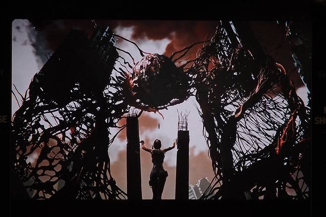 기괴하면서 신비한 세계관을 표현했다.