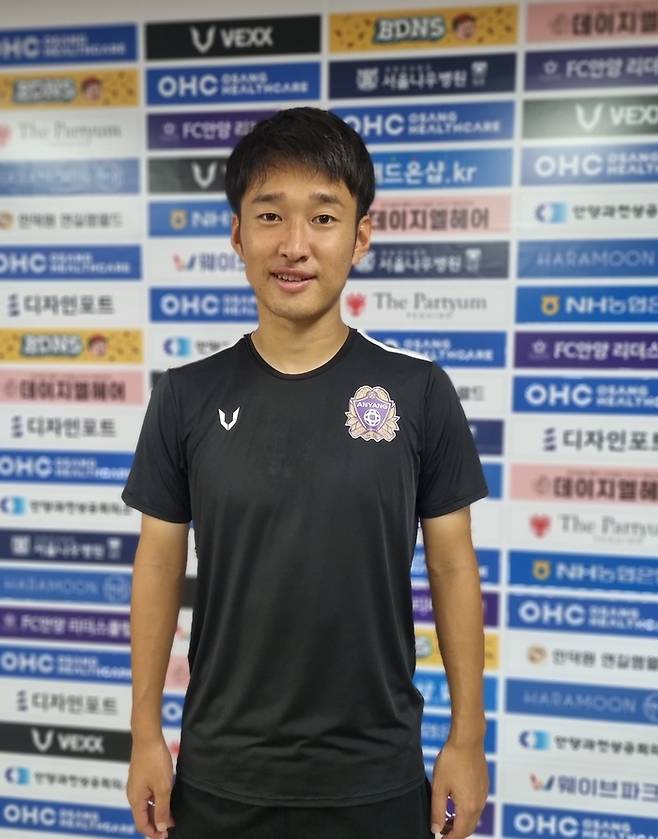 안양 야치다가 8일 천안전이 끝난 뒤 포즈를 취하고 있다. 안양 | 박준범기자