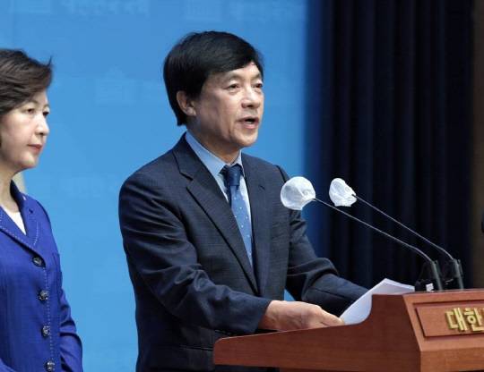 문재인 정부의 서울중앙지검장을 지낸 이성윤 더불어민주당 의원이 국회 소통관에서 기자회견하는 모습.<이성윤 국회의원 페이스북 사진 갈무리>